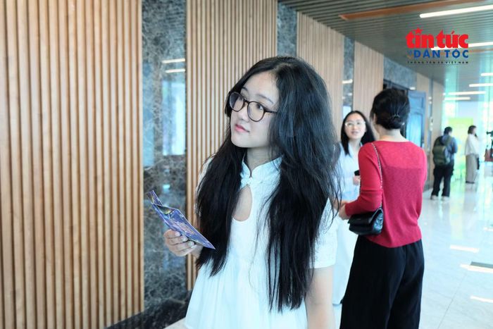 Khán giả trẻ hào hứng đến rạp từ sớm, tìm hiểu thông tin trước giờ biểu diễn tại Liên hoan Sân khấu Hà Nội mở rộng năm 2026.