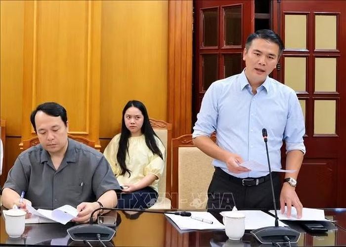 Lãnh đạo Văn phòng UBND thành phố báo cáo kết quả triển khai thí điểm ứng dụng "Trợ lý nhân dân".