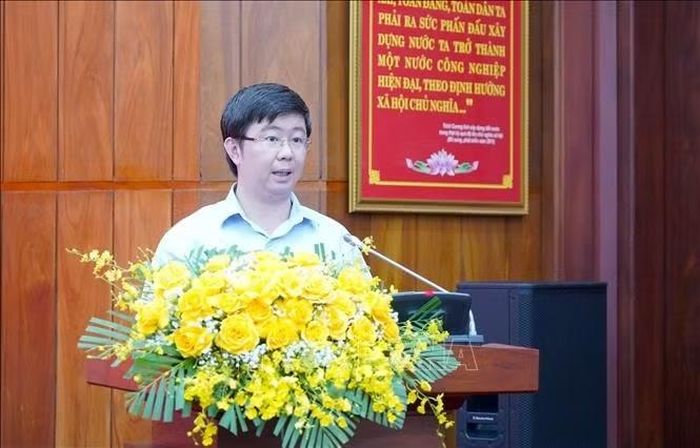 Ông Bùi Hoàng Phương, Chủ tịch UBND tỉnh Quảng Trị phát biểu tại buổi làm việc.