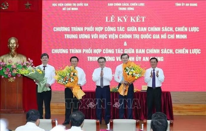 Đồng chí Nguyễn Thanh Nghị, Ủy viên Bộ Chính trị, Bí thư Trung ương Đảng, Trưởng Ban Chính sách, chiến lược Trung ương tặng hoa các đơn vị tham dự Lễ ký kết. Ảnh: Phương Hoa/TTXVN