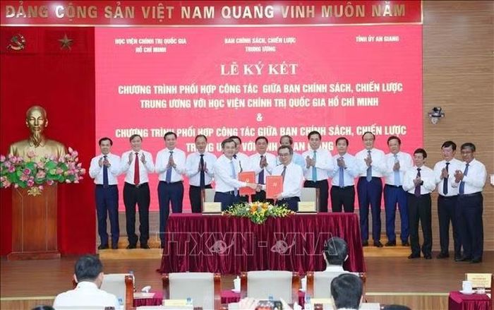Ký kết hợp tác giữa Ban Chính sách, chiến lược Trung ương và Học viện Chính trị Quốc gia Hồ Chí Minh giai đoạn 2026 - 2030. Ảnh: Phương Hoa/TTXVN