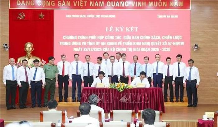 Ký kết hợp tác giữa Ban Chính sách, chiến lược Trung ương và Tỉnh uỷ An Giang giai đoạn 2026 - 2030. Ảnh: Phương Hoa/TTXVN