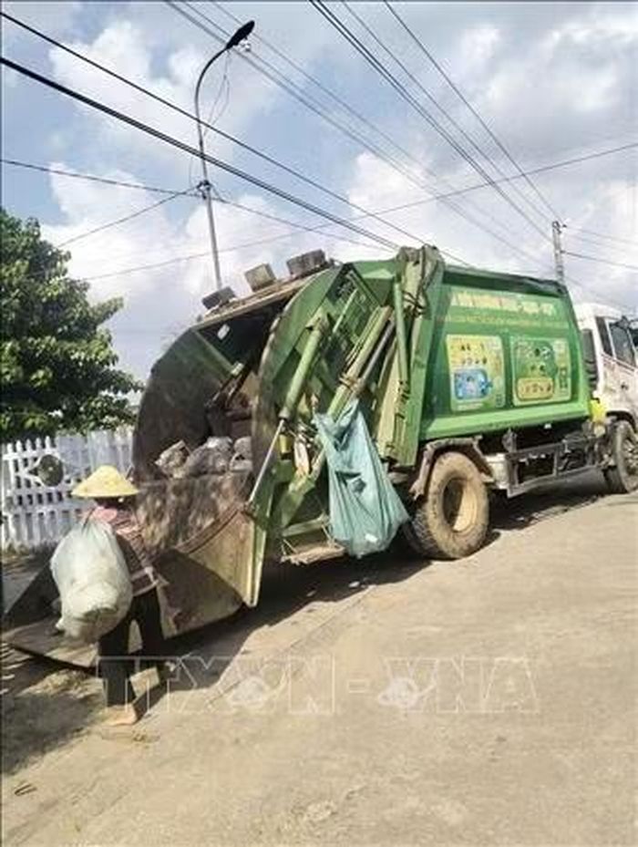 Sau khi có phương án, Công ty môi trường đã huy động xe chuyên dụng, công nhân đến thu gom vận chuyển toàn bộ lượng rác thải sinh hoạt tồn đọng hơn nửa tháng qua.