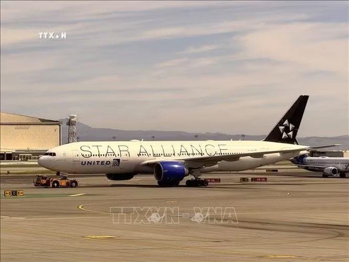 Máy bay của United Airlines mang biểu tượng Star Alliance di chuyển trên đường băng tại sân bay quốc tế San Francisco, bang California (Mỹ). Ảnh: Đoàn Hùng/PV TTXVN tại Mỹ