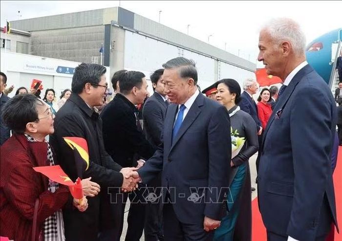 Cán bộ, nhân viên Đại sứ quán và cộng đồng người Việt Nam đón Tổng Bí thư, Chủ tịch nước Tô Lâm và Phu nhân Ngô Phương Ly tại Sân bay quân sự Melsbroek, Brussels. Ảnh: Thống Nhất/TTXVN