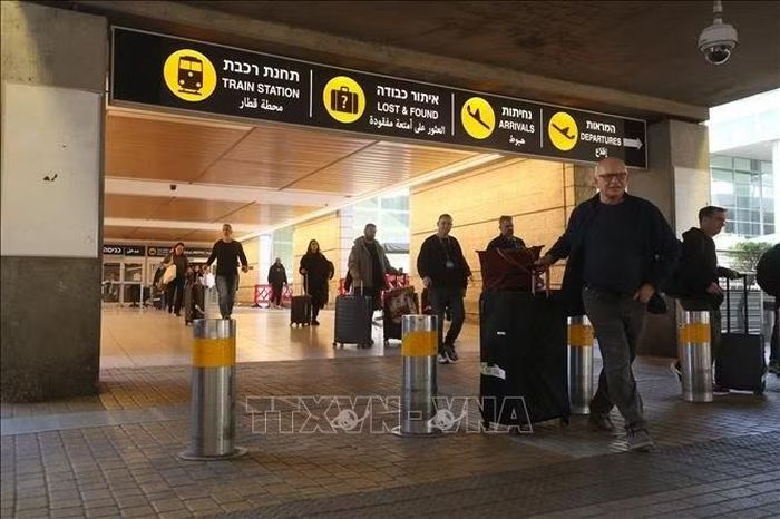 Hành khách tại sân bay Ben Gurion ở gần Tel Aviv, Israel. Ảnh: THX/TTXVN