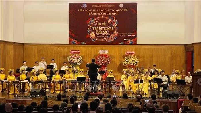 Đêm khai mạc mở đầu bằng tác phẩm hòa tấu “Giao mùa” của giảng viên Bùi Thiên Hoàng Quân, do Dàn nhạc Khoa Âm nhạc Truyền thống, Nhạc viện Thành phố Hồ Chí Minh biểu diễn.