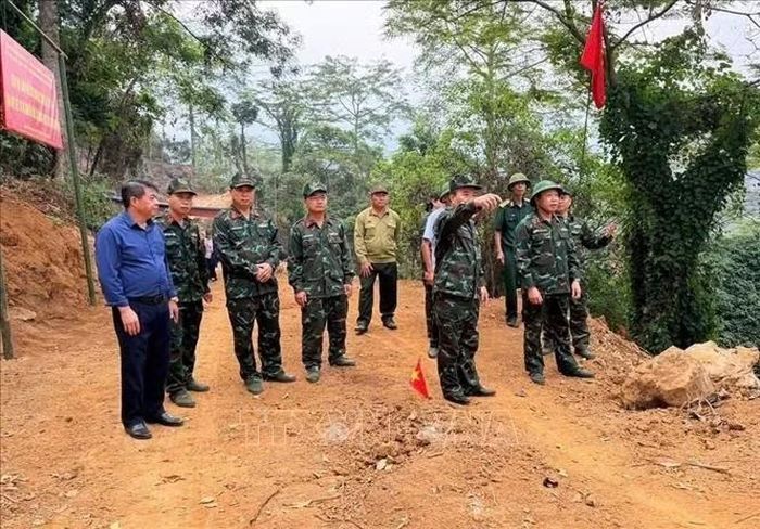 Thiếu tướng Nguyễn Ngọc Ngân, Phó Chủ nhiệm Chính trị Quân khu cùng đoàn công tác khảo sát thực địa khu vực Bình độ 300, thôn Giang Nam, xã Thanh Thủy, tỉnh Tuyên Quang. Ảnh: TTXVN phát