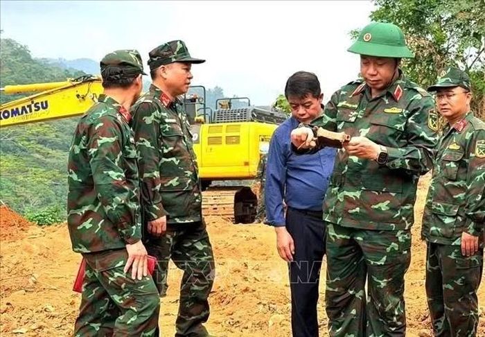 Thiếu tướng Nguyễn Ngọc Ngân, Phó Chủ nhiệm Chính trị Quân khu (thứ hai, từ phải sang) cùng đoàn công tác kiểm tra các dấu tích, di vật phục vụ xác minh thông tin tìm kiếm hài cốt liệt sĩ. Ảnh: TTXVN phát