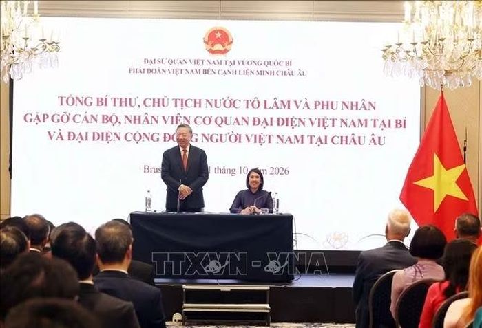Tổng Bí thư, Chủ tịch nước Tô Lâm nói chuyện thân mật với cán bộ, nhân viên Đại sứ quán Việt Nam tại Bỉ và đại diện cộng đồng người Việt Nam tại châu Âu. Ảnh: Thống Nhất/TTXVN
