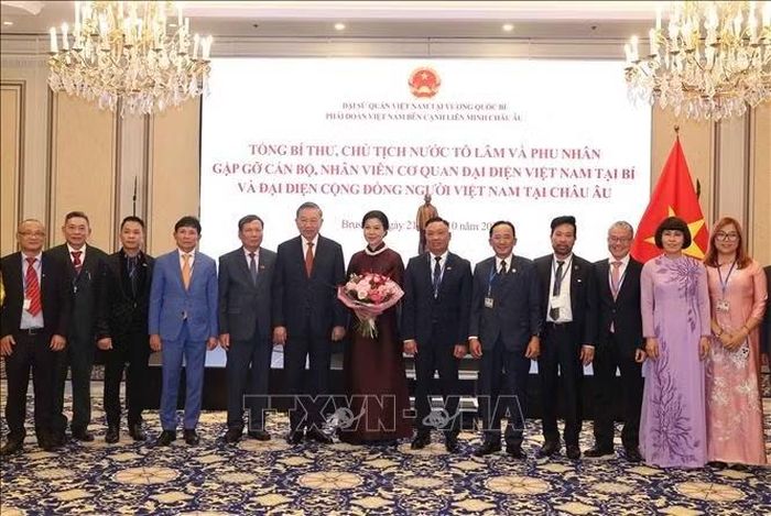 Tổng Bí thư, Chủ tịch nước Tô Lâm và Phu nhân Ngô Phương Ly chụp ảnh chung với đại diện cộng đồng người Việt Nam tại châu Âu. Ảnh: Thống Nhất/TTXVN