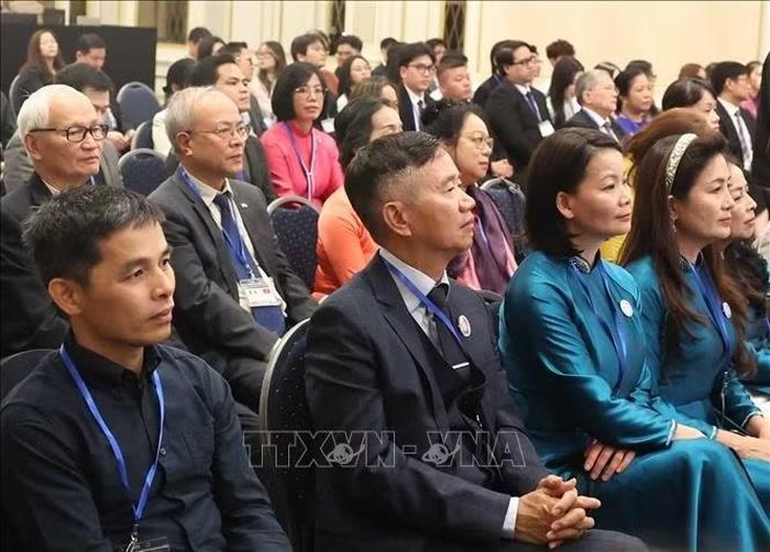 Đại diện cộng đồng người Việt Nam tại châu Âu tham dự cuộc gặp gỡ Tổng Bí thư, Chủ tịch nước Tô Lâm và Phu nhân Ngô Phương Ly. Ảnh: Thống Nhất /TTXVN