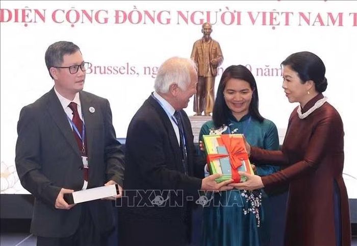 Phu nhân Ngô Phương Ly tặng sách Tiếng Việt cho Hội người Việt Nam tại Bỉ. Ảnh: Thống Nhất/TTXVN