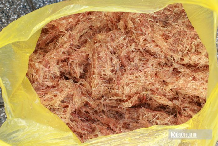 Tại bãi biển, thương lái thu mua ruốc tươi với giá 20.000 – 50.000 đồng/kg. Nếu người dân chịu khó đem phơi khô, giá trị thương phẩm sẽ tăng lên đáng kể, dao động từ 120.000 – 150.000 đồng/kg nhờ thời gian bảo quản lâu và dễ vận chuyển đi các tỉnh.