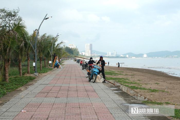 Nghề đẩy nhủi không chỉ giải quyết bài toán thu nhập trước mắt mà đã trở thành thói quen sinh hoạt gắn liền với các thế hệ ngư dân Cửa Lò. Việc duy trì phương thức đánh bắt thủ công này giúp người dân giữ được nghề biển truyền thống của địa phương, đồng thời tạo không gian giao lưu, gắn kết cộng đồng mỗi khi mùa ruốc về. Giữa nhịp sống hiện đại, hình ảnh những bóng người lầm lũi đi giật lùi bên mép sóng vẫn là một phần không thể thiếu trong bức tranh mưu sinh mộc mạc của làng biển ở xứ Nghệ.
