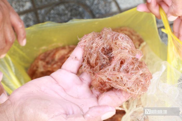 Ruốc tươi sau khi đưa lên bờ có màu đỏ hồng bắt mắt. Sắc đỏ tự nhiên này là dấu hiệu cho thấy ruốc còn tươi nguyên, chưa bị ươn, giúp người dân dễ bán được giá cao cho thương lái ngay tại bãi.