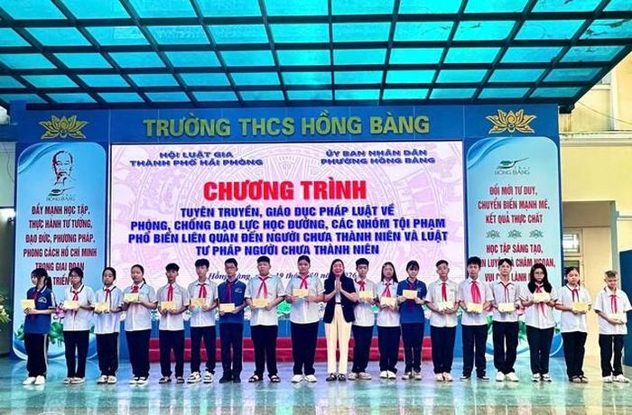 Bà Nguyễn Thị Mai trao 18 suất học bổng cho các em học sinh cho học sinh có hoàn cảnh khó khăn của Trường THCS Hồng Bàng.