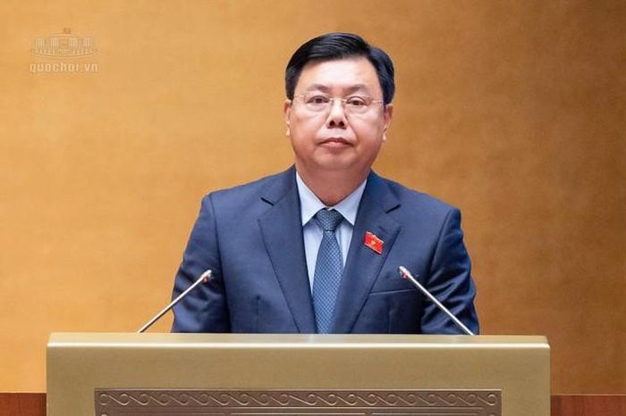 Bộ trưởng Nội vụ Nguyễn Tiến Hải trình bày tờ trình (Ảnh: Media Quốc hội).