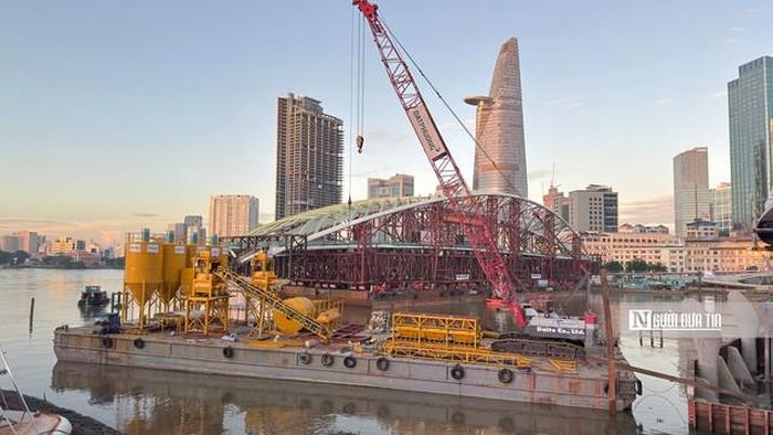 Sàn sà lan được trang bị hệ thống bồn chứa nước ballast linh hoạt bơm vào và rút ra để điều khiển độ chìm nổi theo sự biến động của mực nước sông. Đặt ngay trên mặt sà lan là hệ thống xe đa trục tự hành SPMT, đảm nhận nhiệm vụ tinh chỉnh độ cao cũng như tọa độ của cấu kiện dầm thép.