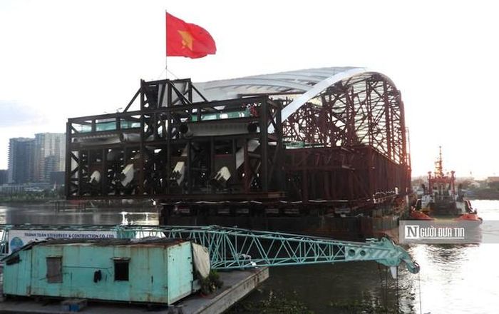 Để đảm bảo an toàn tuyệt đối trong thời gian hiệu chỉnh và đấu nối kết cấu thép, Sở Xây dựng Tp.HCM đã tạm cấm luồng tàu thuyền qua khu vực thi công từ 2h đến 18h trong hai ngày 21 và 22/10.