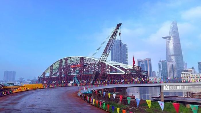 Đúng 8h ngày 21/10/2026, sau nhiều giờ triển khai thực hiện, cầu đi bộ qua sông Sài Gòn đã chính thức hợp long, đánh dấu cột mốc quan trọng trong quá trình xây dựng cầu cầu đi bộ đầu tiên bắc qua sông Sài Gòn này.