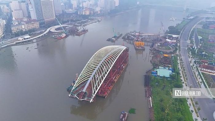 Nhịp chính của cầu là một tổ hợp kết cấu vòm thép dài 187m, cao hơn 20m, có hình dáng lá dừa nước. Toàn bộ khối thép và hệ đà giáo chuyên dụng nặng hơn 3.400 tấn này đã trải qua hải trình lai dắt đường thủy dài hơn 124 km từ xưởng chế tạo của Tập đoàn Đại Dũng tại Vũng Tàu về đến trung tâm Tp.HCM vào chiều ngày 19/10.