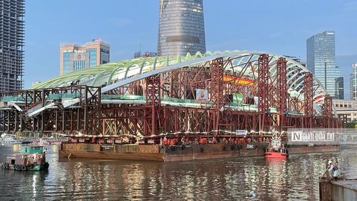 Thử thách lớn nhất trong quá trình hợp long là kiểm soát độ ổn định của tổ hợp dầm trên mặt nước động. Vì vậy, đội ngũ thi công phải huy động đồng bộ nhiều thiết bị thi công chuyên dụng.