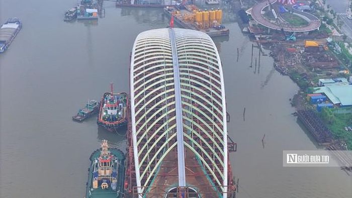 Để có được một kết cấu nhịp hoàn chỉnh, hàng trăm kỹ sư, công nhân đã trải qua nhiều tháng ròng rã "đúc" vòm thép khổng lồ tại nhà máy ở Vũng Tàu, trước khi hạ thủy xuyên đêm để lai dắt về Tp.HCM.