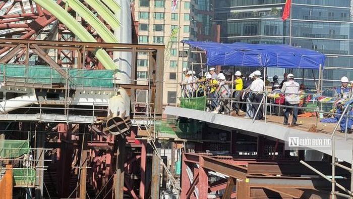 Sau khi cố định nhịp chính trên hệ khung chống tạm, lực lượng kỹ thuật tiếp tục tiến hành đấu nối kiên cố hai đầu dầm bằng liên kết bu-lông và hàn trực tiếp tại hiện trường.