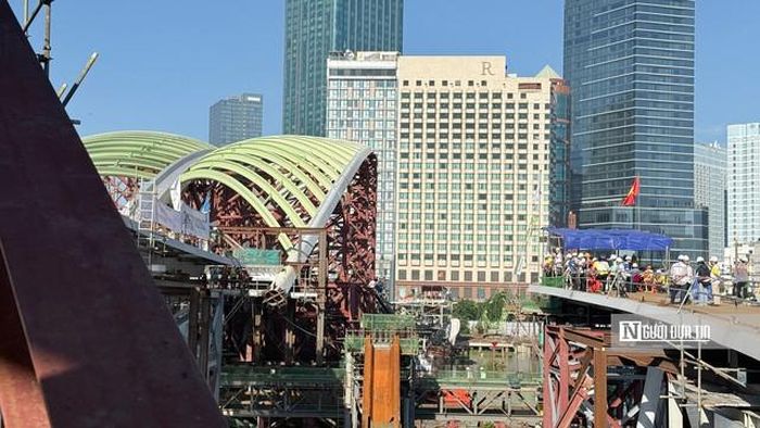 Mối nối cuối cùng được hàn cố định thành công trong niềm hạnh phúc của tập thể kỹ sư nhà tài trợ Nutifood và đơn vị thi công.