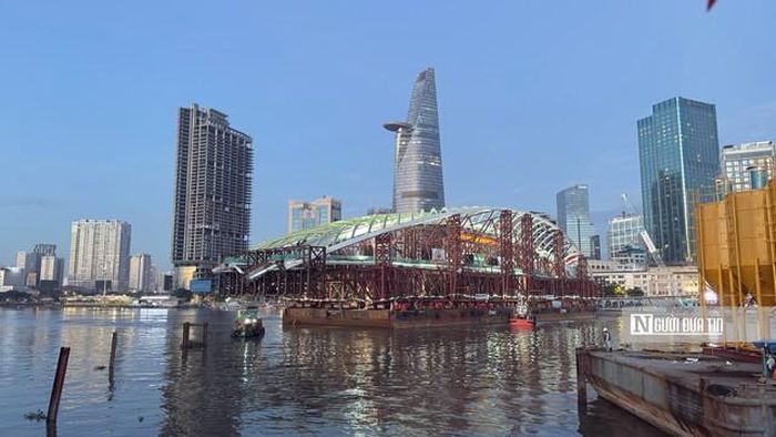 Lòng sông Sài Gòn đoạn qua trung tâm thành phố tương đối hẹp, dòng chảy xiết và chịu tác động từ chế độ bán nhật triều với biên độ nâng hạ nước biến động liên tục theo giờ. Để định vị đoạn dầm cầu nặng hàng trăm tấn vào đúng khớp nối giữa sông mà không bị xô lệch, đội ngũ kỹ sư đã dành nhiều tháng thu thập, phân tích dữ liệu thủy văn và thời tiết.