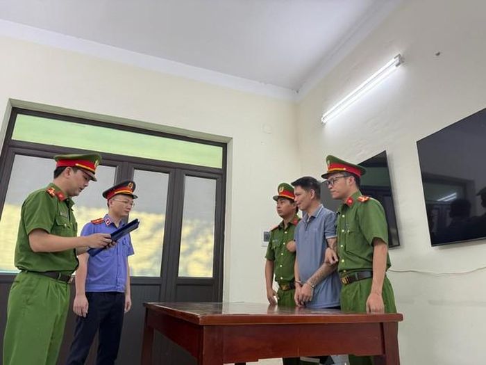Cơ quan CSĐT công bố các quyết định tố tụng đối với bị can Bùi Văn Tuấn. Ảnh: Công an tỉnh Phú Thọ.