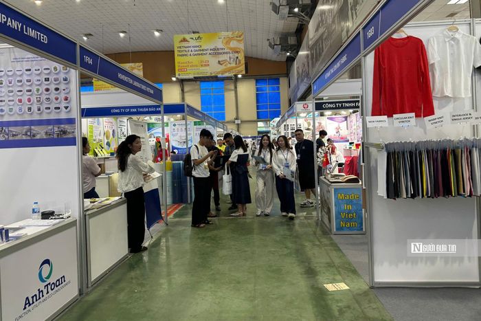 HanoiTex - HanoiFabric 2026 là dịp để các doanh nghiệp kết nối, tìm kiếm đối tác, tiếp cận công nghệ mới và tăng cường liên kết trong chuỗi cung ứng dệt may (Ảnh: Việt Anh).