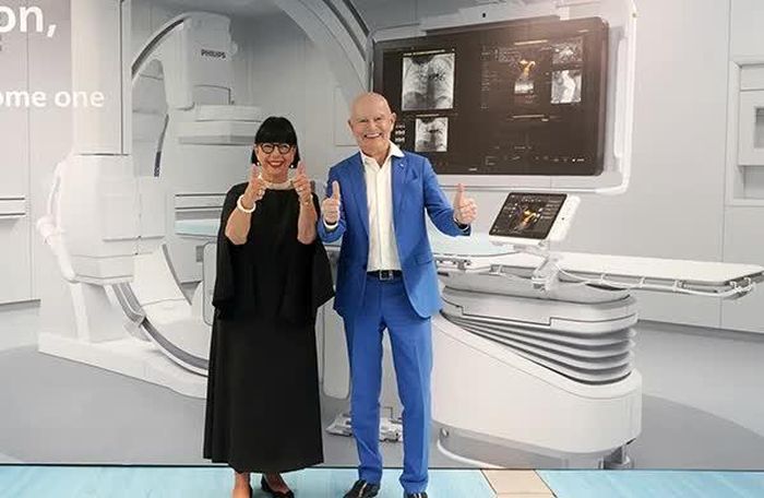 Hai ông bà Erich Lejeune - Irène Lejeune khai trương hệ thống chụp mạch số hóa xóa nền (DSA) thứ 4 vừa trao tặng BV Đà Nẵng. 