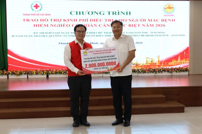 Đại diện Công ty TNHH MTV Xổ số kiến thiết TP Hồ Chí Minh trao kinh phí hỗ trợ bệnh nhân đến đại diện Hội Chữ thập đỏ TP Hồ Chí Minh.