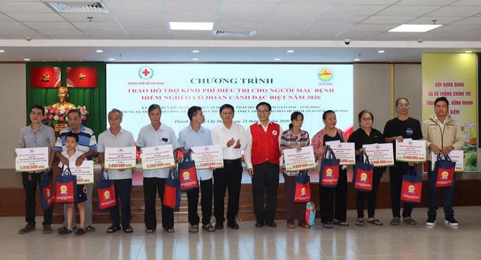 Ông Nguyễn Mạnh Cường - Phó Chủ tịch UBND TP Hồ Chí Minh trao quà tặng cho các bệnh nhân.