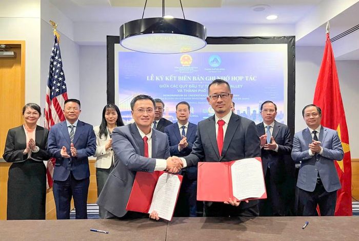 Trung tâm Hỗ trợ khởi nghiệp đổi mới sáng tạo TP Đà Nẵng và Janus Capital trao biên bản hợp tác. Ảnh DISSC.