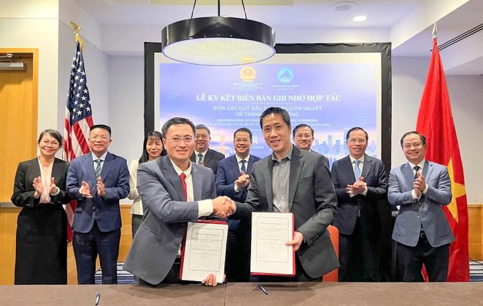  Trung tâm Hỗ trợ khởi nghiệp đổi mới sáng tạo TP Đà Nẵng và Cyfendo, Inc trao biên bản ghi nhớ hợp tác. Ảnh DISSC. 