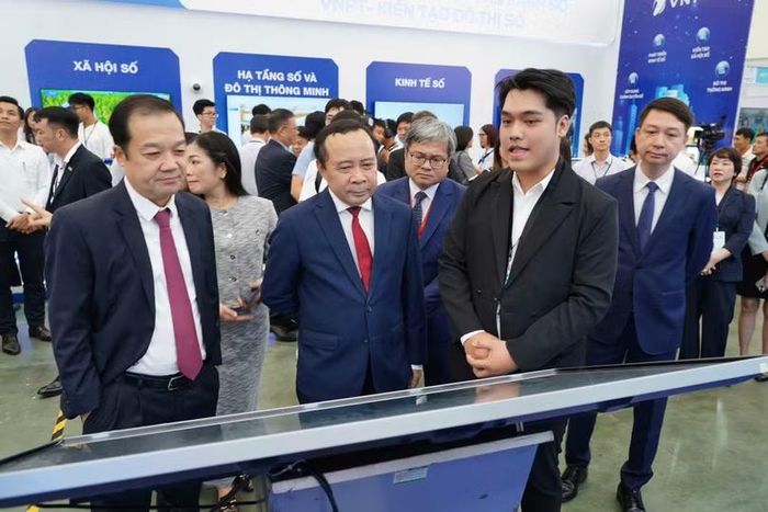 Bộ trưởng Vũ Hải Quân và Thứ trưởng Phạm Đức Long tham quan gian hàng tại Lễ kỷ niệm hưởng ứng Ngày Chuyển đổi số quốc gia năm 2026. Ảnh: Bộ KHCN.