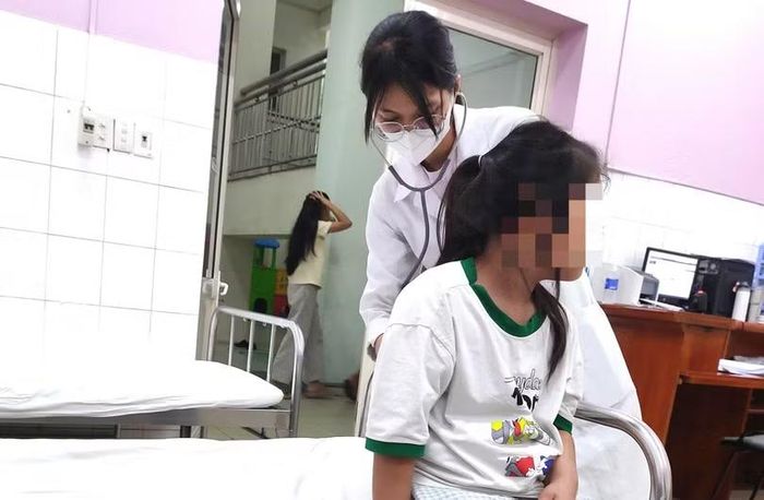 Bác sĩ Trung tâm Nhi, Bệnh viện Trung ương Huế thăm khám cho bệnh nhi. Ảnh: Nguyễn Lê.