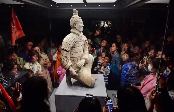 Du khách tham quan khu mộ chiến binh và cung thủ quỳ gối tại địa điểm số 2 của đội quân đất nung Tần. Ảnh: Xinhua.
