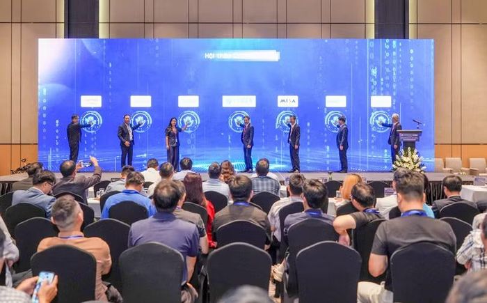 Các thành viên Liên minh CYSEEX công bố định hướng phối hợp trong năm 2027: “AI tự chủ - Phòng thủ chủ động – An toàn lượng tử”. Ảnh: Khánh Linh.