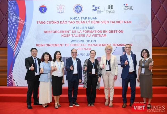 GS.TS Lê Minh Giang (thứ 4 từ trái sang) và các chuyên gia. Ảnh: Minh Thu.