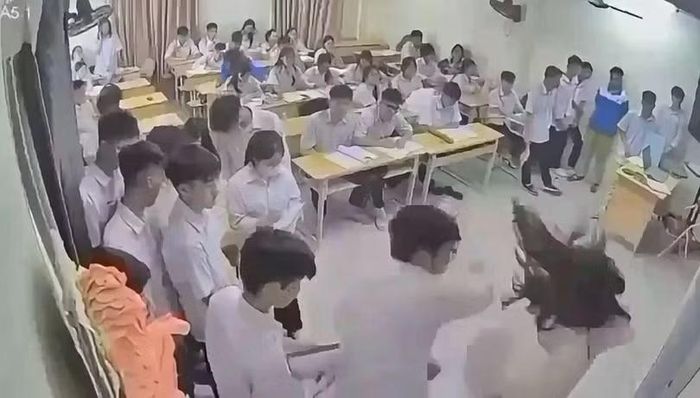 Cảnh nam sinh Trường THPT Mạc Đĩnh Chi đánh cô giáo. Ảnh cắt từ video.