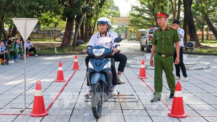 Học sinh Tây Ninh thực hành điều khiển xe mô tô qua sa hình dưới sự hướng dẫn của lực lượng chức năng, nâng cao kỹ năng quan sát và xử lý tình huống khi tham gia giao thông. Ảnh: Minh Phú - TTXVN