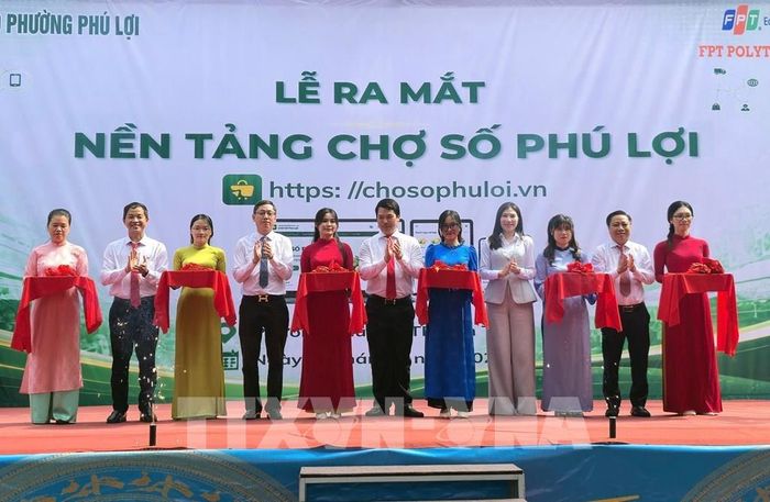 Lễ ra mắt nền tảng "Chợ số Phú Lợi", đánh dấu bước khởi đầu cho chiến lược chuyển đổi số toàn diện trong lĩnh vực thương mại tại cơ sở. Ảnh: Trung Kiên - TTXVN 