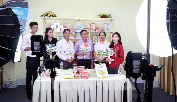 Ông Thái Đăng Khoa, Bí thư Đảng ủy phường Phú Lợi (thứ 3, từ phải qua) cùng các chủ thể kinh doanh tham gia quảng bá sản phẩm OCOP truyền thống trên không gian mạng qua chương trình "OCOP Phú Lợi Live". Ảnh: Trung Kiên - TTXVN ; 