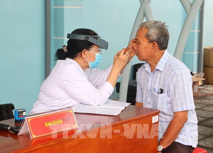 Khám sức khỏe miễn phí cho người cao tuổi tại phường Long Châu. Ảnh: Lê Thúy Hằng – TTXVN