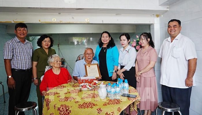 Phó Chủ tịch UBND tỉnh Vĩnh Long Nguyễn Thị Bé Mười (áo xanh) đến thăm, chúc thọ người cao tuổi tại phường Long Châu. Ảnh: Lê Thúy Hằng – TTXVN