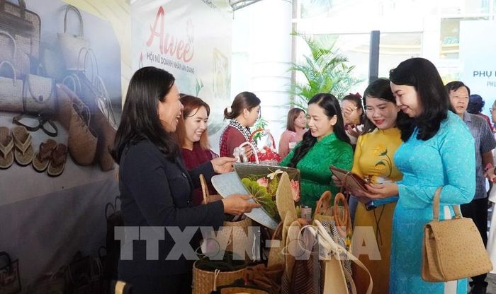 Các đại biểu tham quan, mua sắm các sản phẩm OCOP, sản phẩm đặc trưng của các hợp tác xã, tổ hợp tác do phụ nữ tham gia quản lý tại Ngày hội phụ nữ tỉnh An Giang khởi nghiệp năm 2026. Ảnh: Văn Sĩ - TTXVN